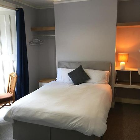 Budget Stay, Shared Guest House, R1 Mount Pleasant Hill Суонзи Екстериор снимка