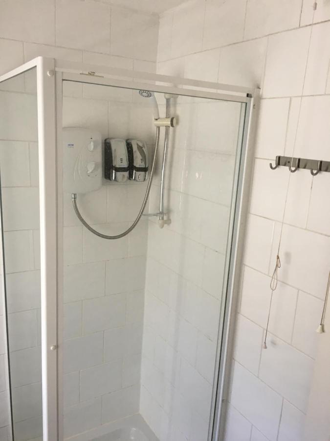 Budget Stay, Shared Guest House, R1 Mount Pleasant Hill Суонзи Екстериор снимка