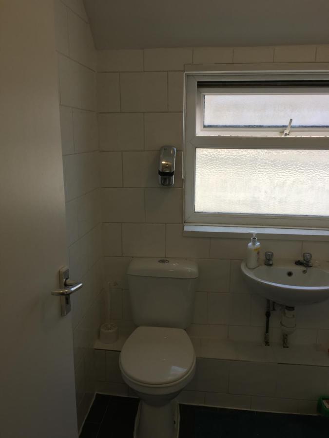 Budget Stay, Shared Guest House, R1 Mount Pleasant Hill Суонзи Екстериор снимка