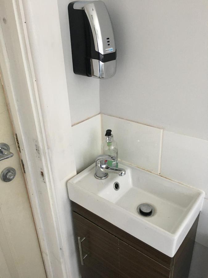 Budget Stay, Shared Guest House, R1 Mount Pleasant Hill Суонзи Екстериор снимка