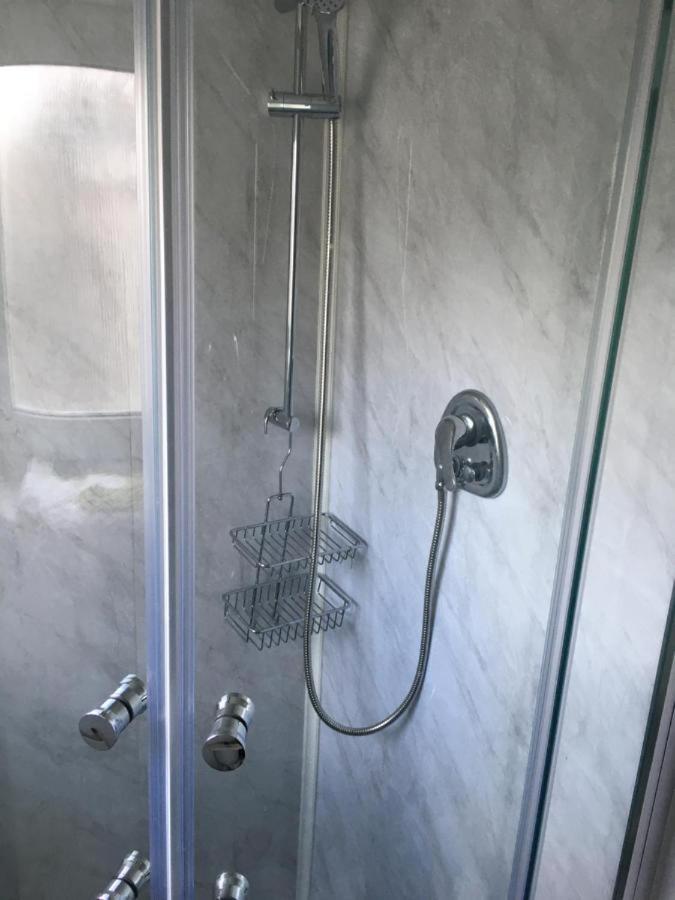 Budget Stay, Shared Guest House, R1 Mount Pleasant Hill Суонзи Екстериор снимка